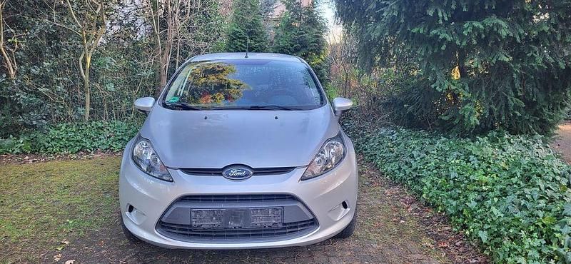 Silber Gebraucht 2011 Ford Fiesta Trend Limousine | 3.300 € (Fairer Preis) - Bild 1/4