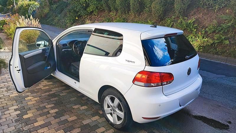 Weiß Gebraucht 2011 VW Golf VI Limousine | 4.999 € (Fairer Preis) - Bild 1/4