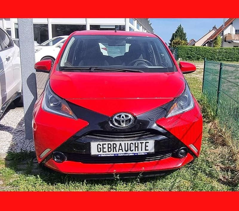 Rot Gebraucht 2016 Toyota Aygo Kleinwagen | 9.990 € (Etwas zu teuer) - Bild 1/4