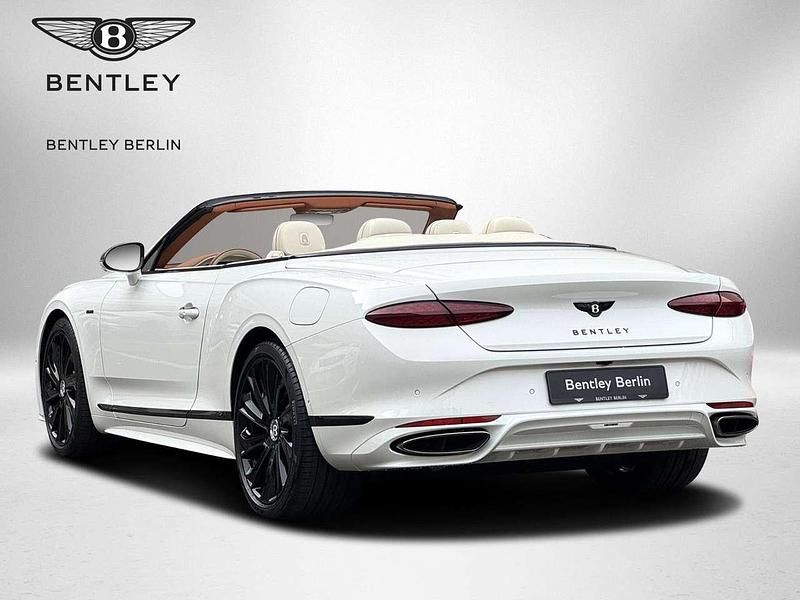 Neu Bentley Continental Mulliner 782 PS (575 kW) 2025 Glacier white Cabrio