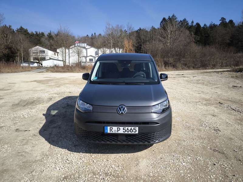 Grau Gebraucht 2022 VW Caddy Basis Van / Kleinbus | 23.100 € (Etwas zu teuer) - Bild 1/4
