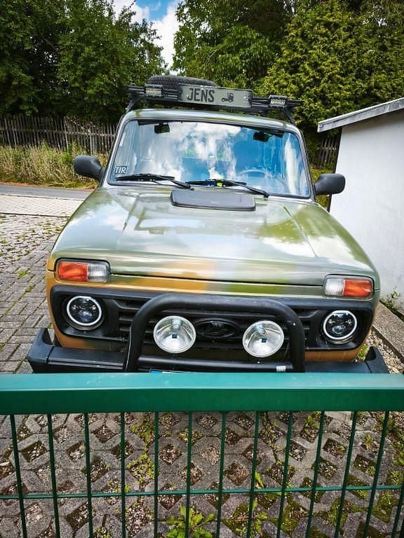 Grün Gebraucht 2017 Lada Urban SUV | 9.500 € (Fairer Preis) - Bild 1/4