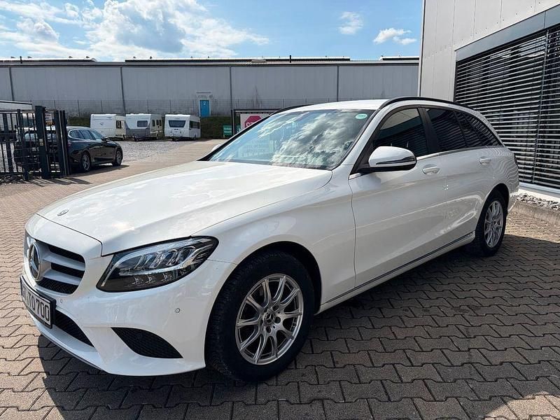 Gebraucht Mercedes C180 122 PS (89 kW) 2019 Weiß Limousine