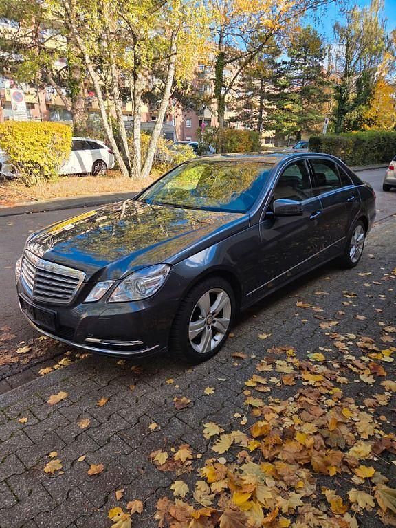 Grau Gebraucht 2013 Mercedes 300 Limousine | 7.900 € (Fairer Preis) - Bild 1/4