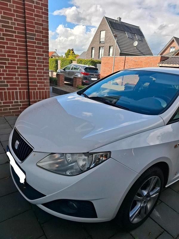 Weiß Gebraucht 2011 Seat Ibiza Copa Limousine | 3.400 € (Fairer Preis) - Bild 1/3
