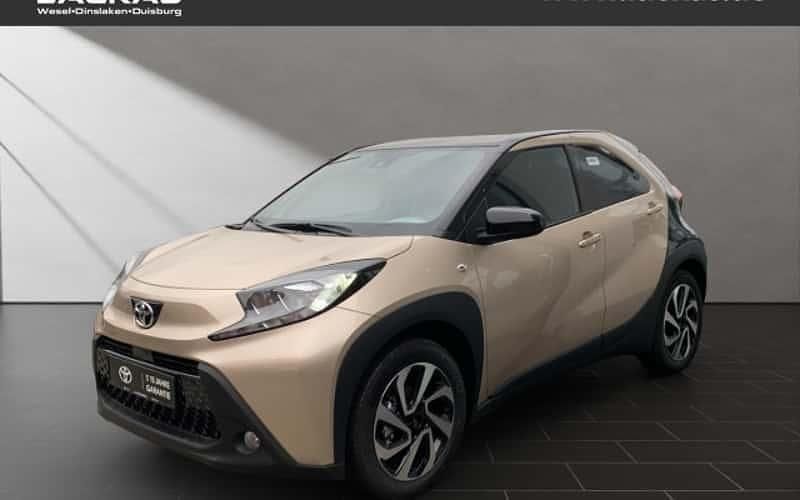 Beige Neu 2025 Toyota Aygo Kleinwagen | 17.990 € - Bild 1/4