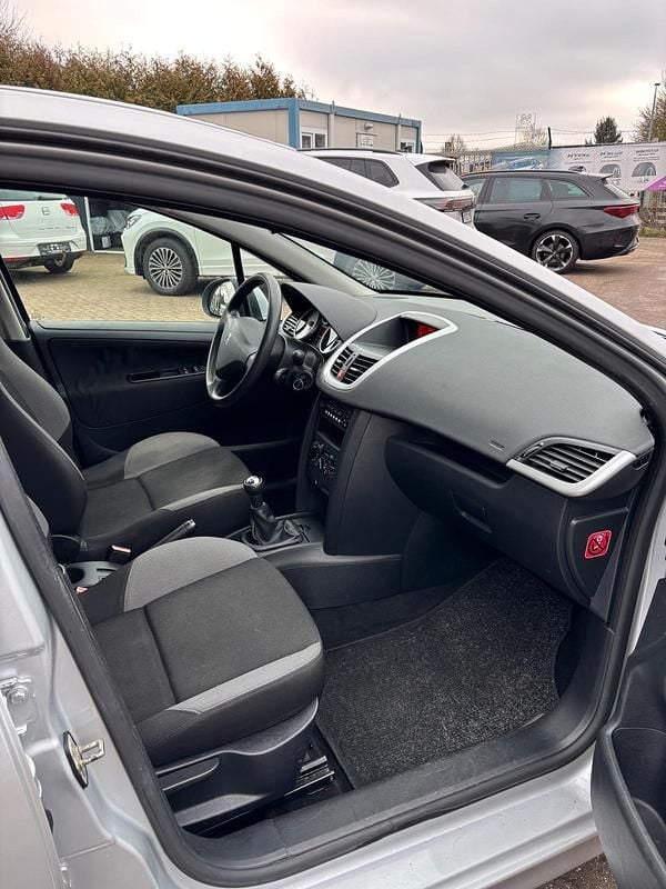 Gebraucht Peugeot 207 95 PS (69 kW) 2008 Silber Limousine