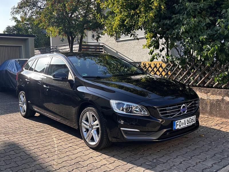 Schwarz Gebraucht 2014 Volvo V60 Momentum Kombi | 14.800 € (Teuer) - Bild 1/4