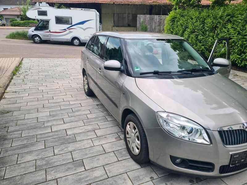 Grau Gebraucht 2009 Skoda Fabia Kombi | 1.000 € (Guter Preis) - Bild 1/4