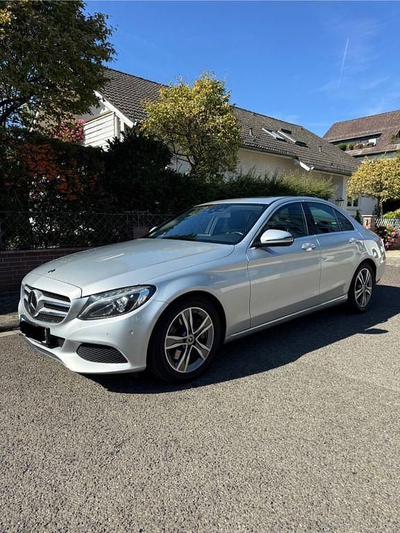 Silber Gebraucht 2018 Mercedes C300 Limousine | 20.200 € (Fairer Preis) - Bild 1/4