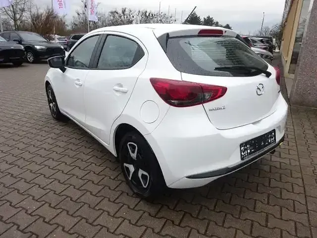 Używany Mazda 2 Center-Line 75 KM (55 kW) 2023 Biały Sedan/Limuzyna