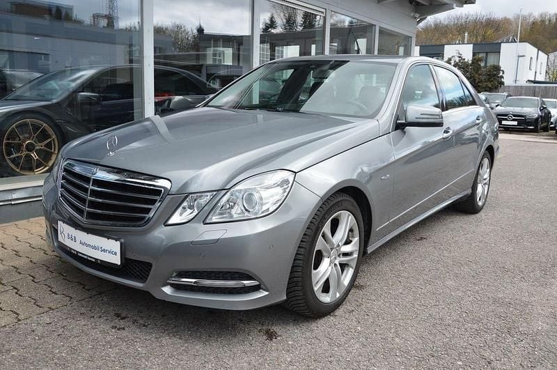 Gebraucht Mercedes E200 Avantgarde 184 PS (135 kW) 2011 Palladiumsilber Limousine
