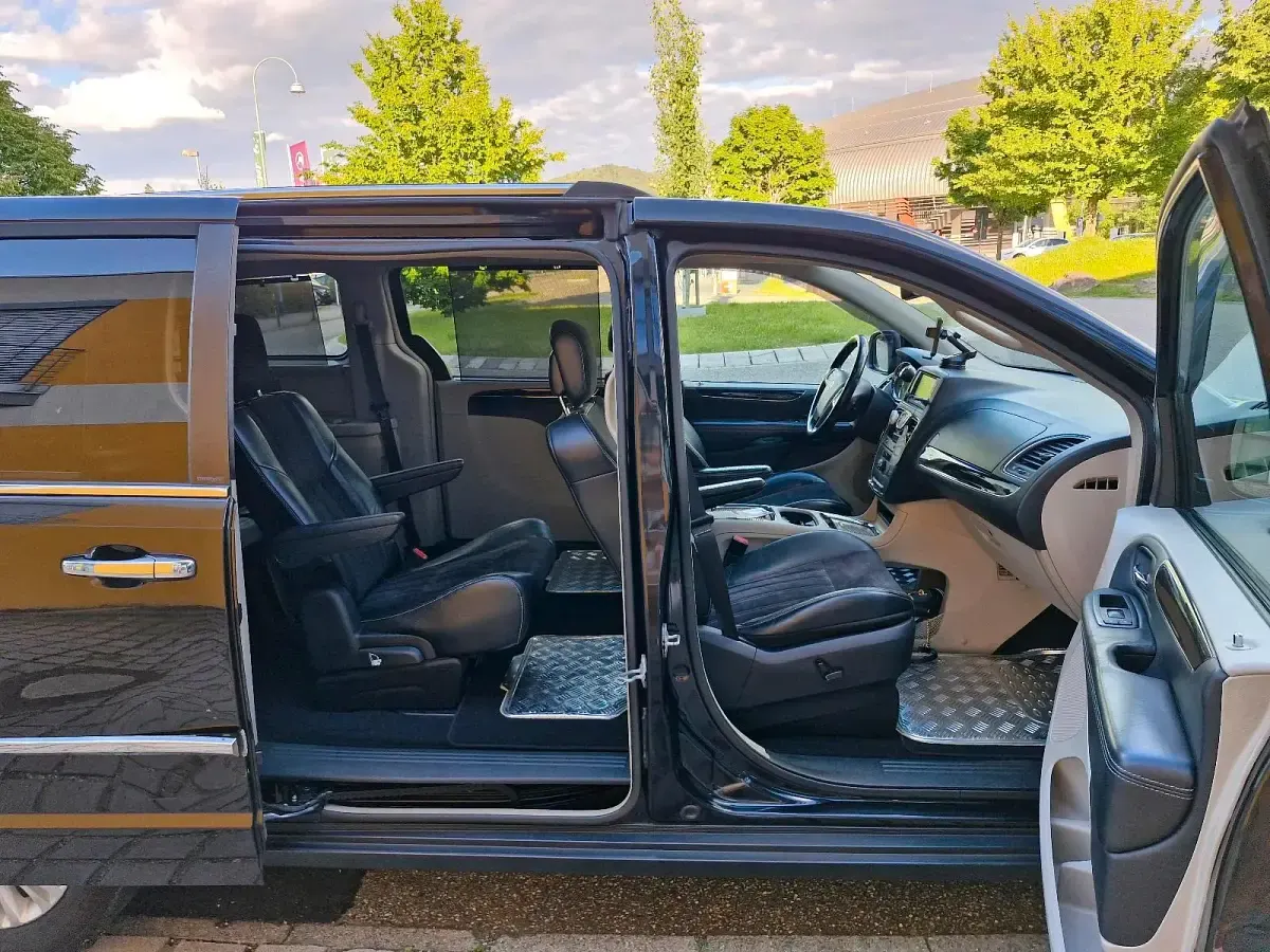 Gebraucht Lancia Voyager 178 PS (130 kW) 2013 Schwarz Van / Kleinbus