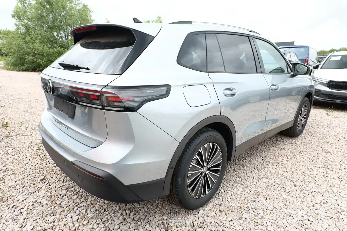 Neu VW Tiguan IQ Drive 150 PS (110 kW) 2026 Silber SUV
