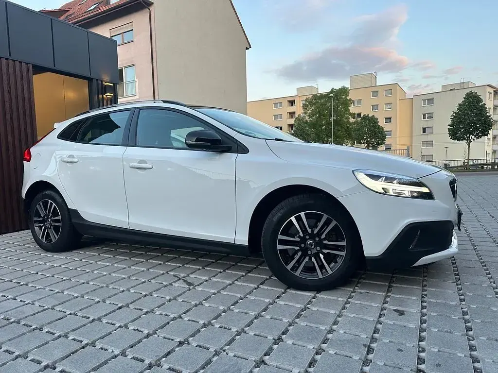Gebraucht Volvo V40 CC Momentum 152 PS (111 kW) 2016 Weiß Kombi
