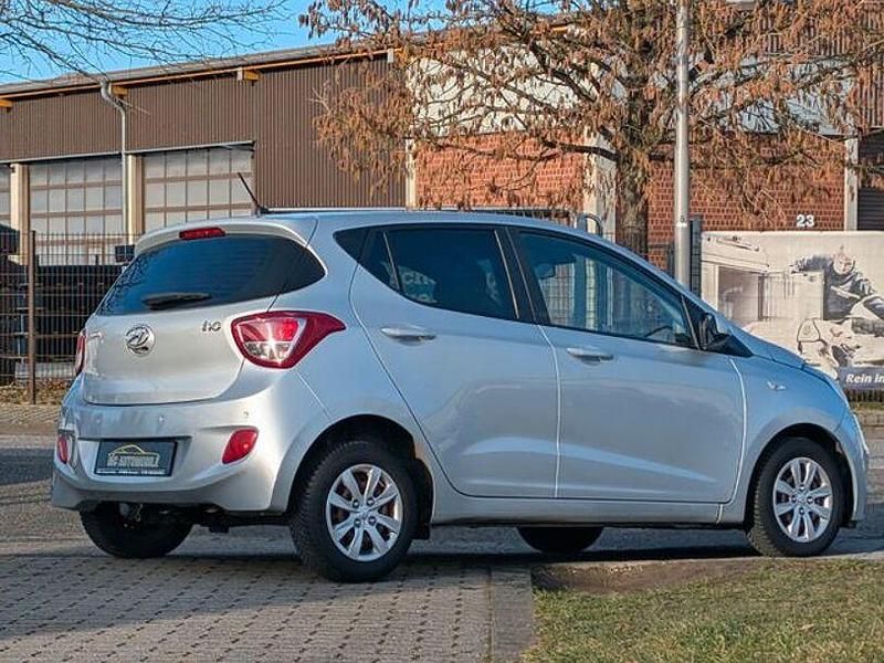 Gebraucht Hyundai i10 Classic 67 PS (49 kW) 2016 Sleek silver / met (metallic) Kleinwagen
