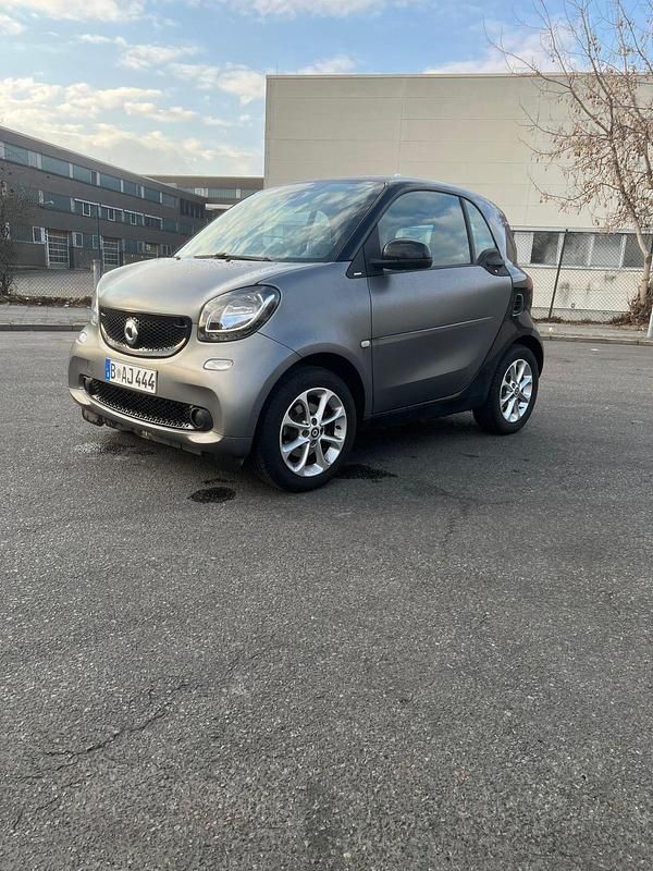 Grau Gebraucht 2016 Smart ForTwo Coupé Kleinwagen | 8.999 € (Guter Preis) - Bild 1/4