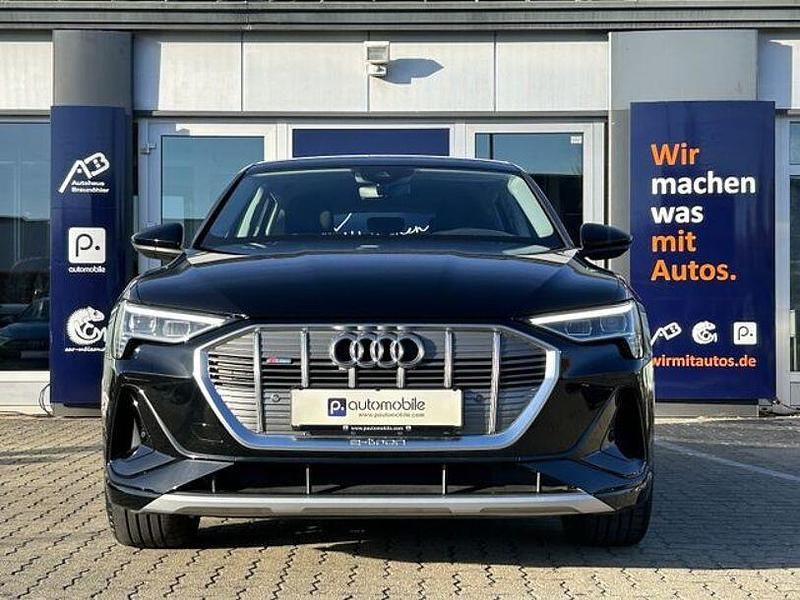 Brillantschwarz Gebraucht 2022 Audi e-tron S-Line SUV | 29.580 € (Superpreis) - Bild 1/4