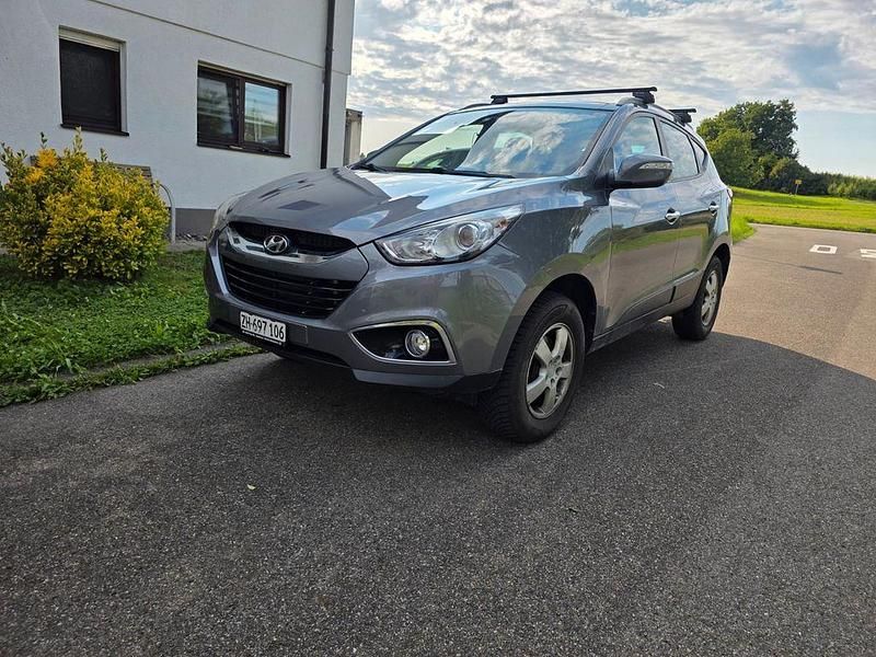 Grau Gebraucht 2012 Hyundai ix35 Premium SUV | 6.300 € (Superpreis) - Bild 1/4