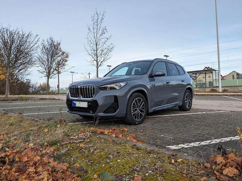 Grau Gebraucht 2023 BMW iX1 M Sport SUV | 43.500 € (Fairer Preis) - Bild 1/4