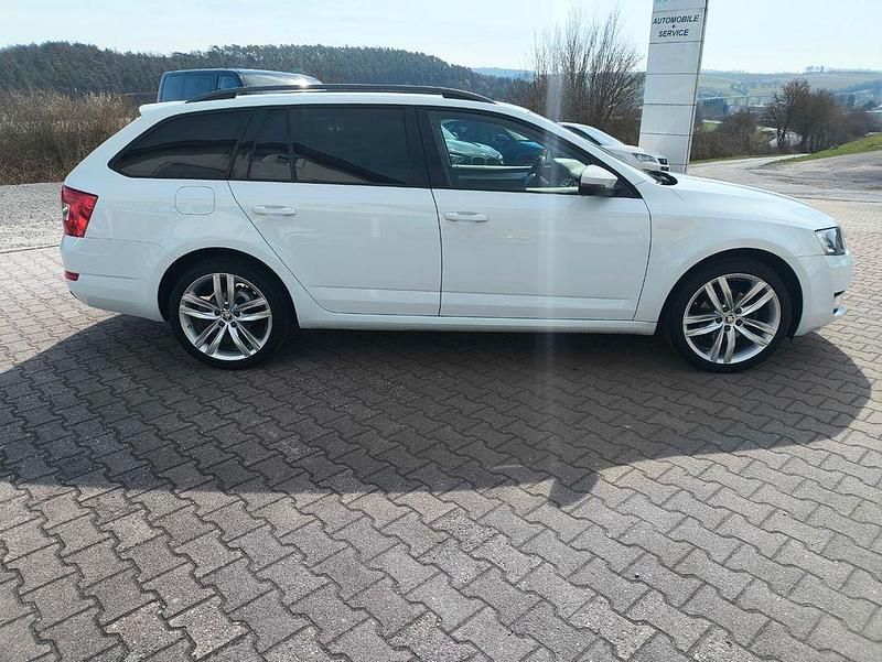 Gebraucht Skoda Octavia Style 150 PS (110 kW) 2015 Weiß Kleinwagen