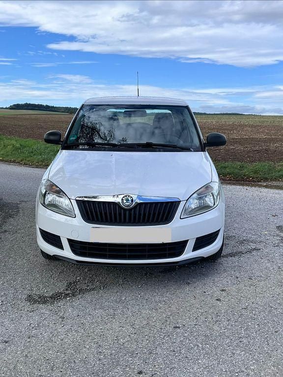 Grau Gebraucht 2011 Skoda Fabia Limousine | 3.500 € (Etwas zu teuer) - Bild 1/4