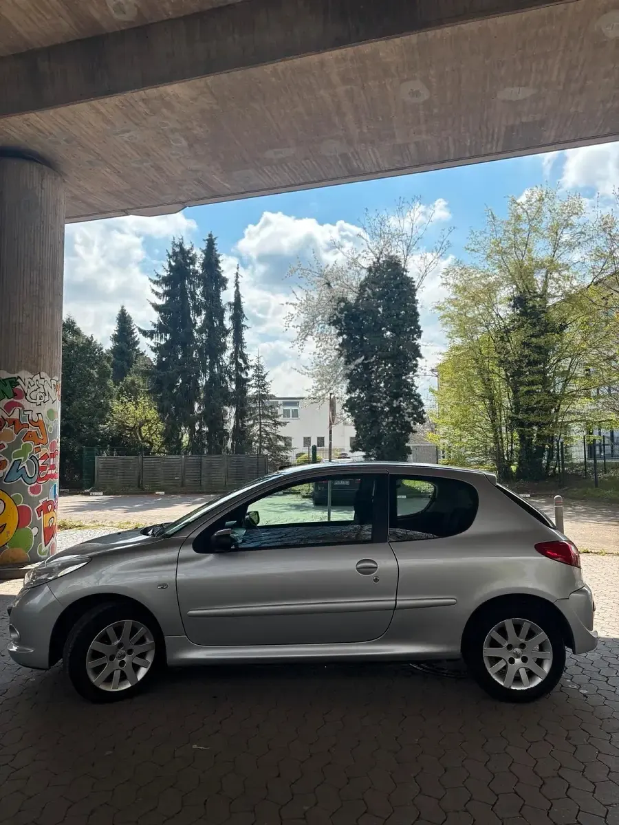 Gebraucht Peugeot 206+ 75 PS (55 kW) 2010 Silber Kleinwagen