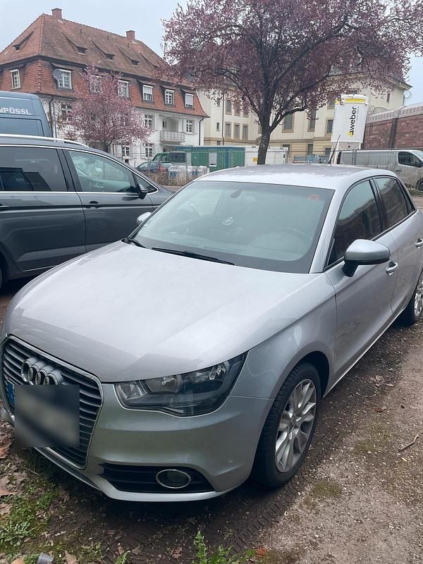Silber Gebraucht 2014 Audi A1 Sportback Ambition Kleinwagen | 6.990 € (Guter Preis) - Bild 1/4