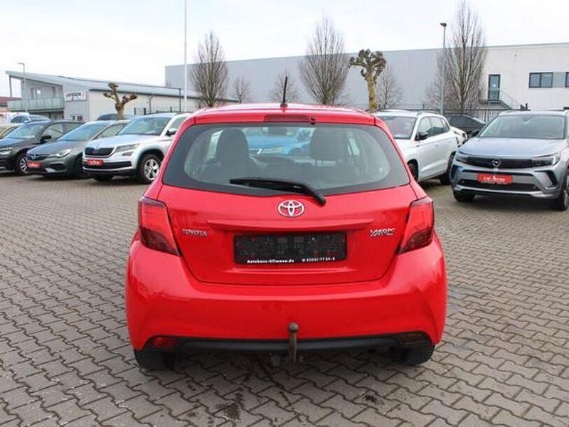 Gebraucht Toyota Yaris Life 99 PS (72 kW) 2015 Rot Kleinwagen