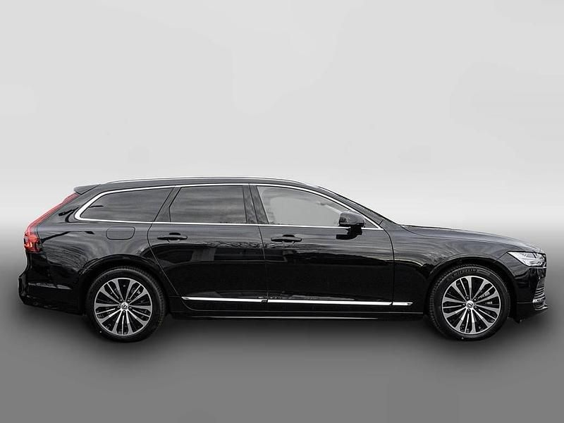 Używany Volvo V90 Core 253 KM (186 kW) 2025 Czarny Kombi