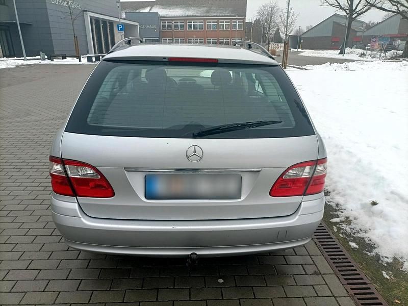 Gebraucht Mercedes E220 150 PS (110 kW) 2003 Silber Kombi