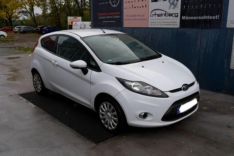 Weiß Gebraucht 2009 Ford Fiesta Trend Kleinwagen | 3.350 € (Fairer Preis) - Bild 1/4