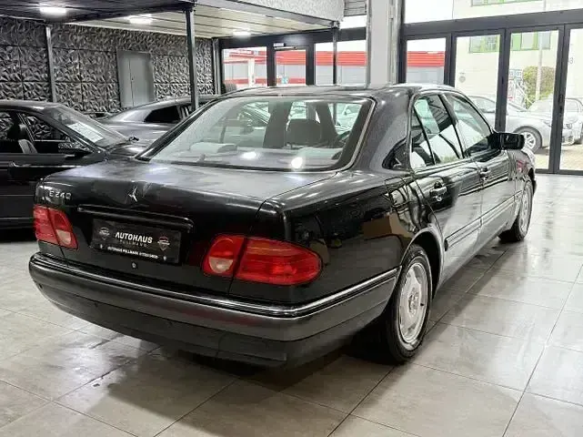 Używany Mercedes E240 Elegance 170 KM (125 kW) 1997 Czarny Sedan/Limuzyna