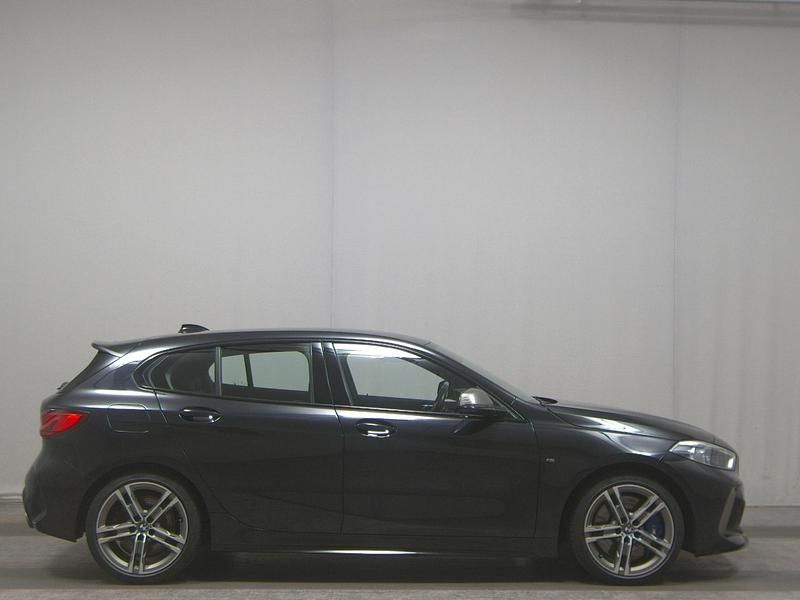 Schwarz Gebraucht 2022 BMW M135 Comfort Edition Kleinwagen | 28.480 € (Fairer Preis) - Bild 1/4