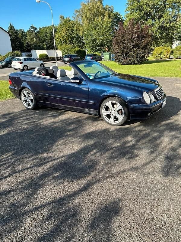 Blau Gebraucht 2003 Mercedes CLK230 Avantgarde Cabrio | 3.300 € (Guter Preis) - Bild 1/4
