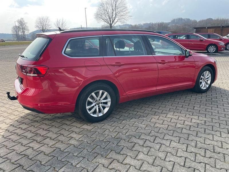 Gebraucht VW Passat Business 122 PS (89 kW) 2023 Tornadorot Kombi