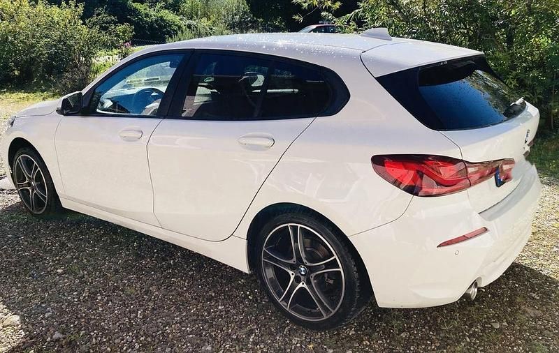 Weiß Gebraucht 2021 BMW 118 Kleinwagen | 17.000 € (Guter Preis) - Bild 1/4