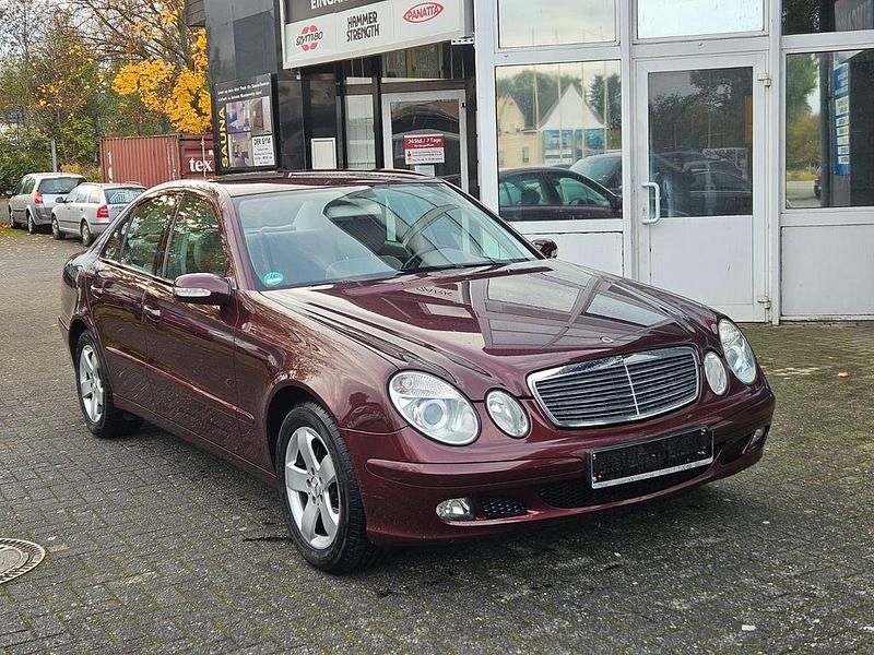 Rot Gebraucht 2005 Mercedes E200 Limousine | 6.900 € (Fairer Preis) - Bild 1/4