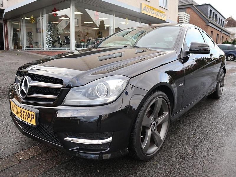 Obsidianschwarz (metallic) Gebraucht 2015 Mercedes C180 AMG Coupé | 19.850 € (Guter Preis) - Bild 1/4