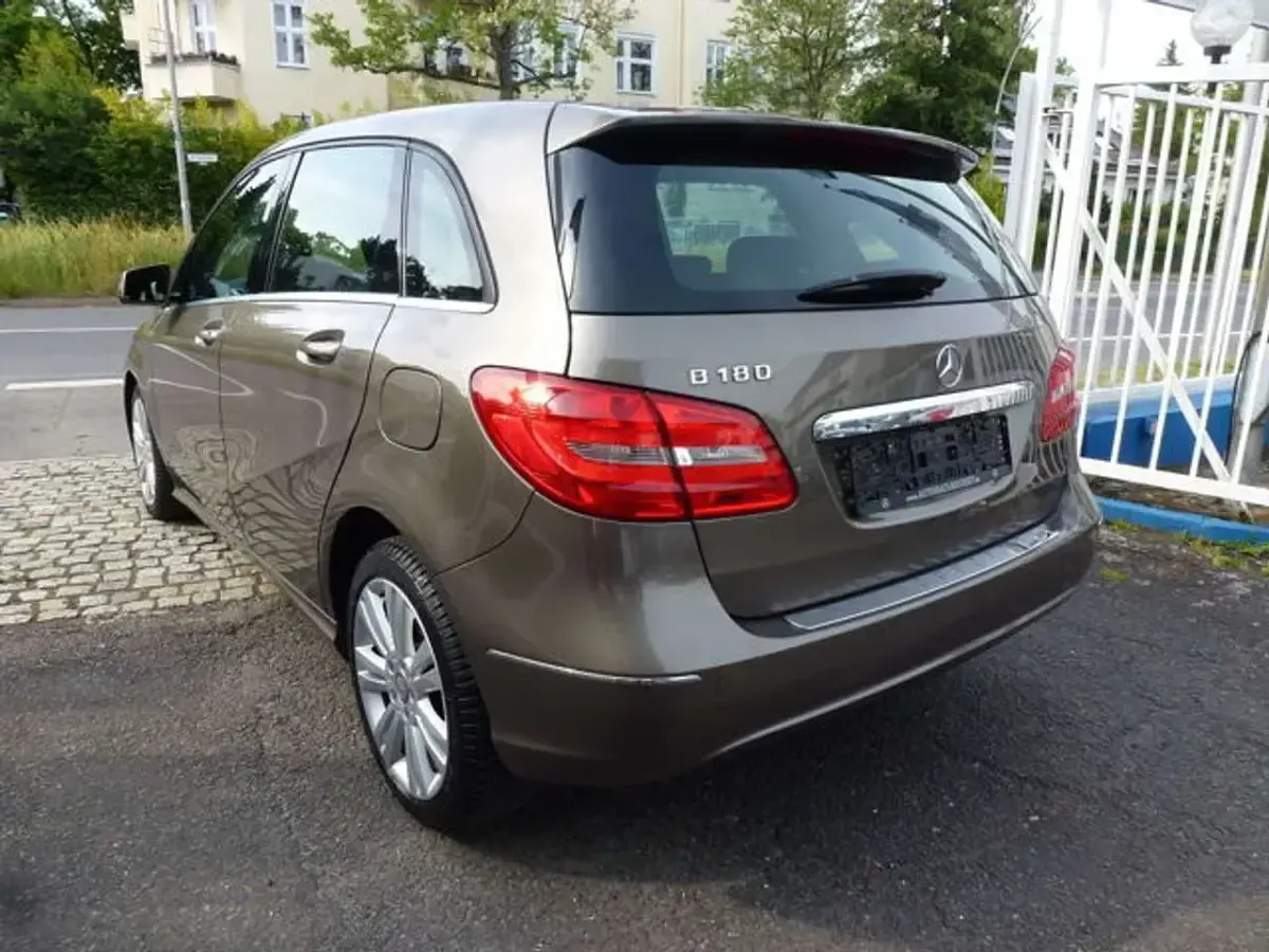 Gebraucht Mercedes B180 122 PS (89 kW) 2012 Braun Kleinwagen