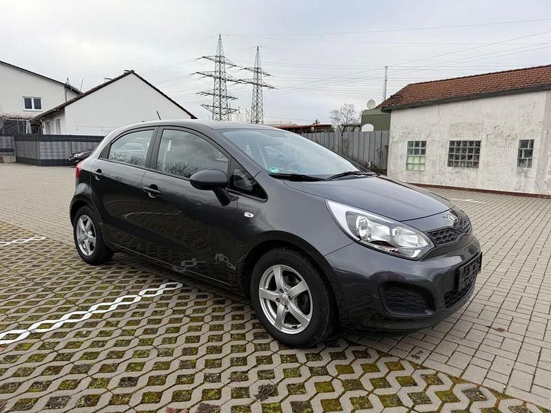 Schwarz Gebraucht 2013 Kia Rio Attract Limousine | 5.500 € (Fairer Preis) - Bild 1/4