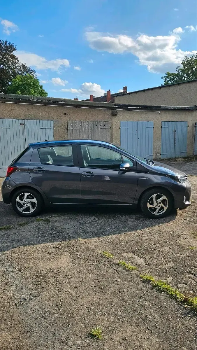 Gebraucht Toyota Yaris 73 PS (53 kW) 2016 Grau Kleinwagen