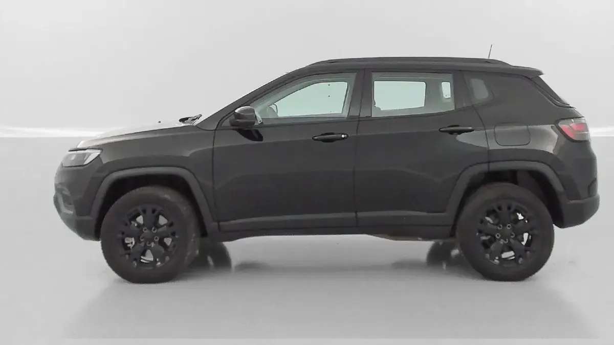 Gebraucht Jeep Compass Overland 179 PS (131 kW) 2024 Solid black SUV