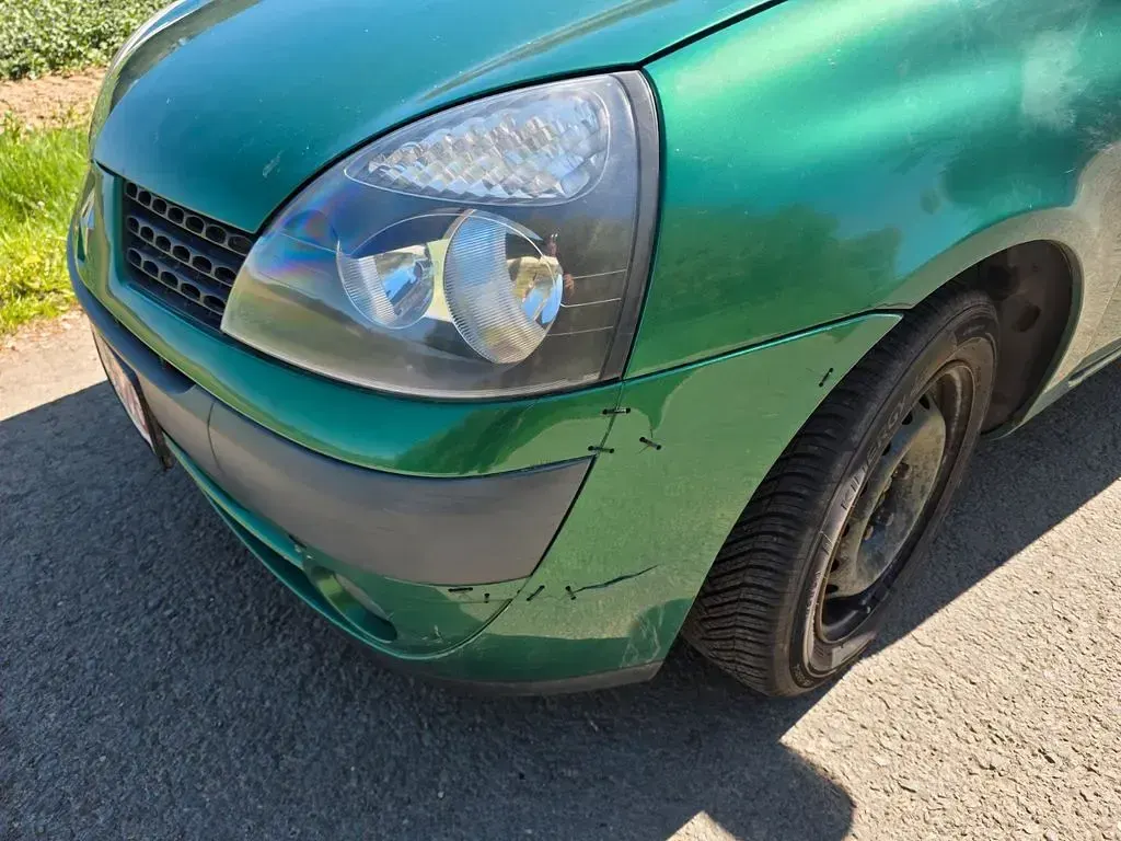 Używany Renault Clio II Expression 75 KM (55 kW) 2002 Zielony Sedan/Limuzyna
