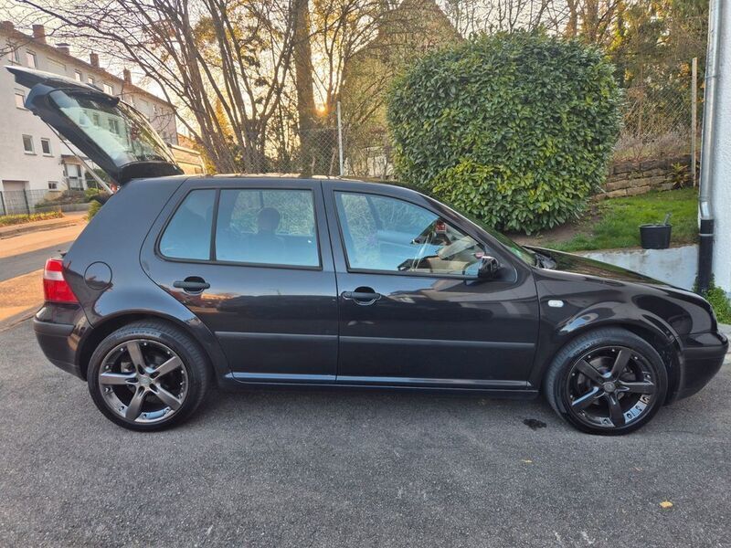 Schwarz Gebraucht 2002 VW Golf IV Limousine | 2.000 € (Fairer Preis) - Bild 1/4