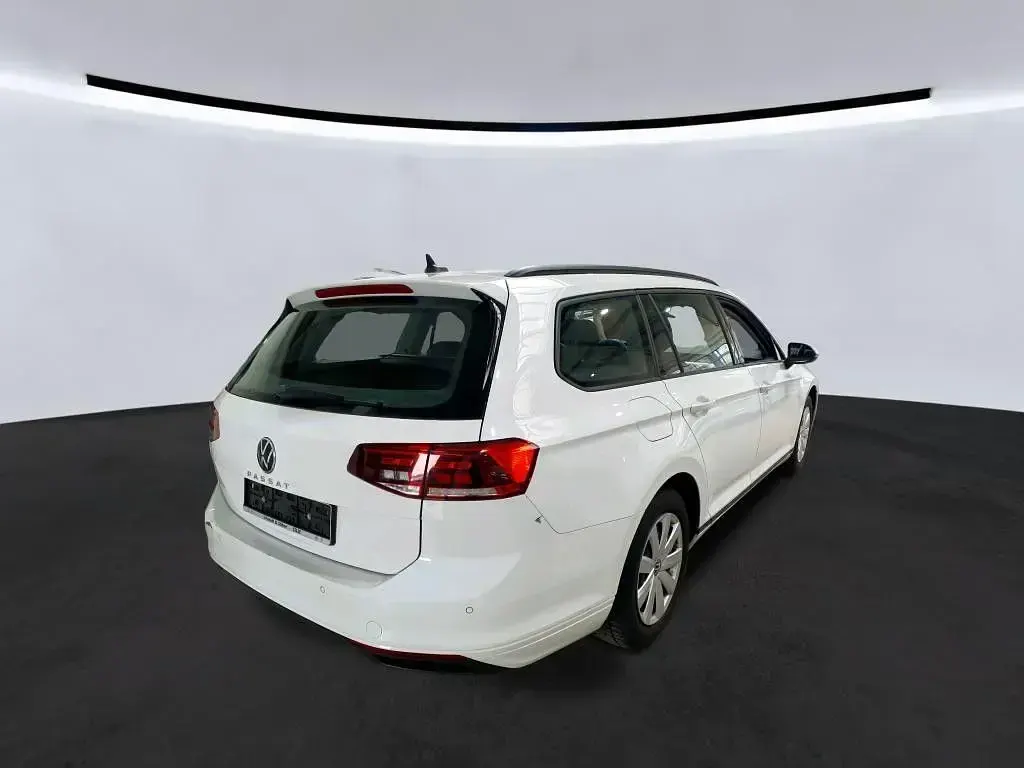 Gebraucht VW Passat Basis 150 PS (110 kW) 2021 Pure white Kombi