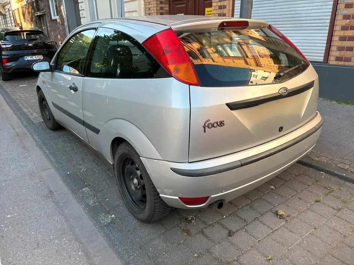 Gebraucht Ford Focus 101 PS (74 kW) 2002 Violet Kleinwagen