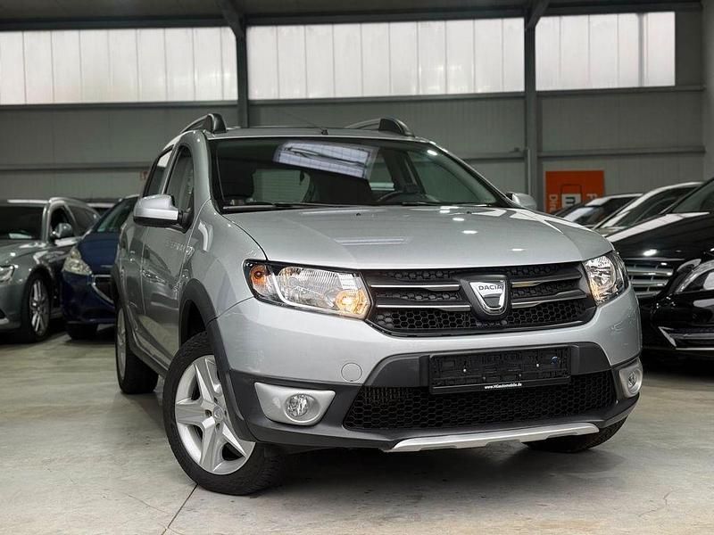 Grau Gebraucht 2015 Dacia Sandero Prestige Limousine | 7.300 € (Guter Preis) - Bild 1/4