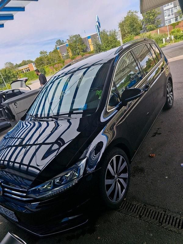 Schwarz Gebraucht 2017 VW Touran Highline Van / Kleinbus | 15.999 € (Guter Preis) - Bild 1/4