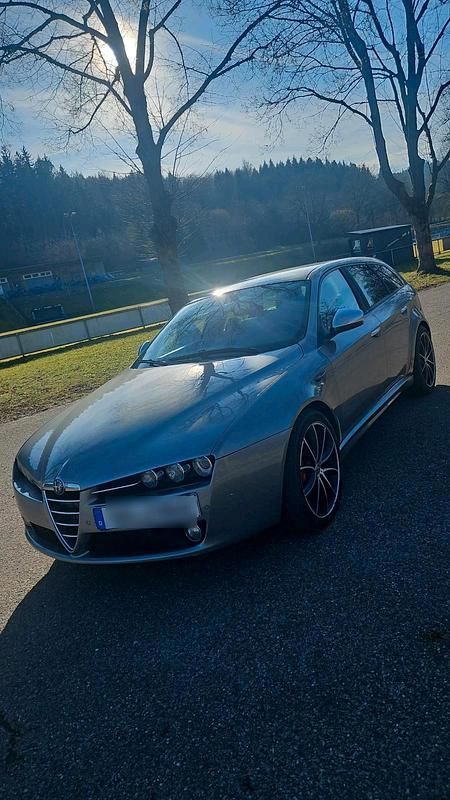 Grau Gebraucht 2011 Alfa Romeo 159 Ti Kombi | 2.500 € (Guter Preis) - Bild 1/4